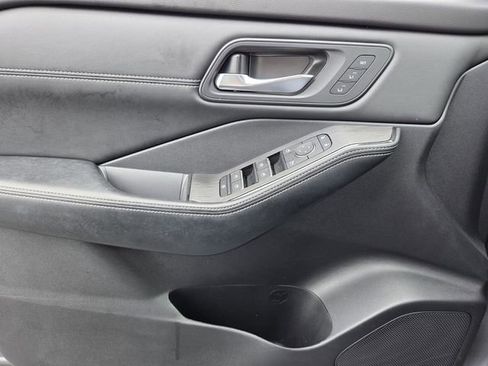 Used 2025 Nissan Rogue SL w/ Tech Package image 26