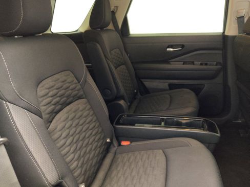 Used 2022 Nissan Pathfinder SV w/ SV Premium Package AWD/4WD image 19