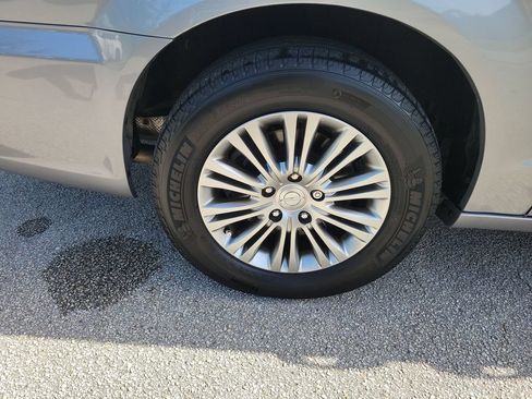 Used 2013 Chrysler Town & Country Touring-L w/ Driver Convenience Group FWD image 31