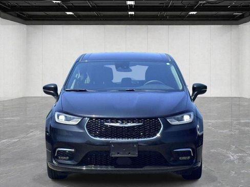 Certified 2023 Chrysler Pacifica Touring-L FWD image 2