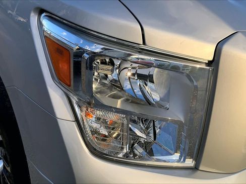 Used 2020 Nissan Titan SV w/ SV Convenience Package image 26