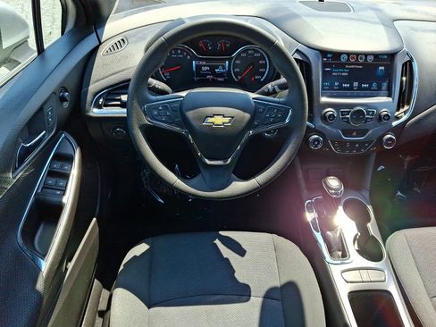 Used 2018 Chevrolet Cruze LT w/ Sun And Sound Package FWD image 11