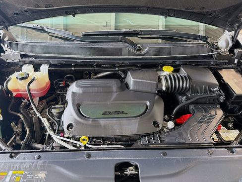 Used 2023 Chrysler Voyager LX image 30