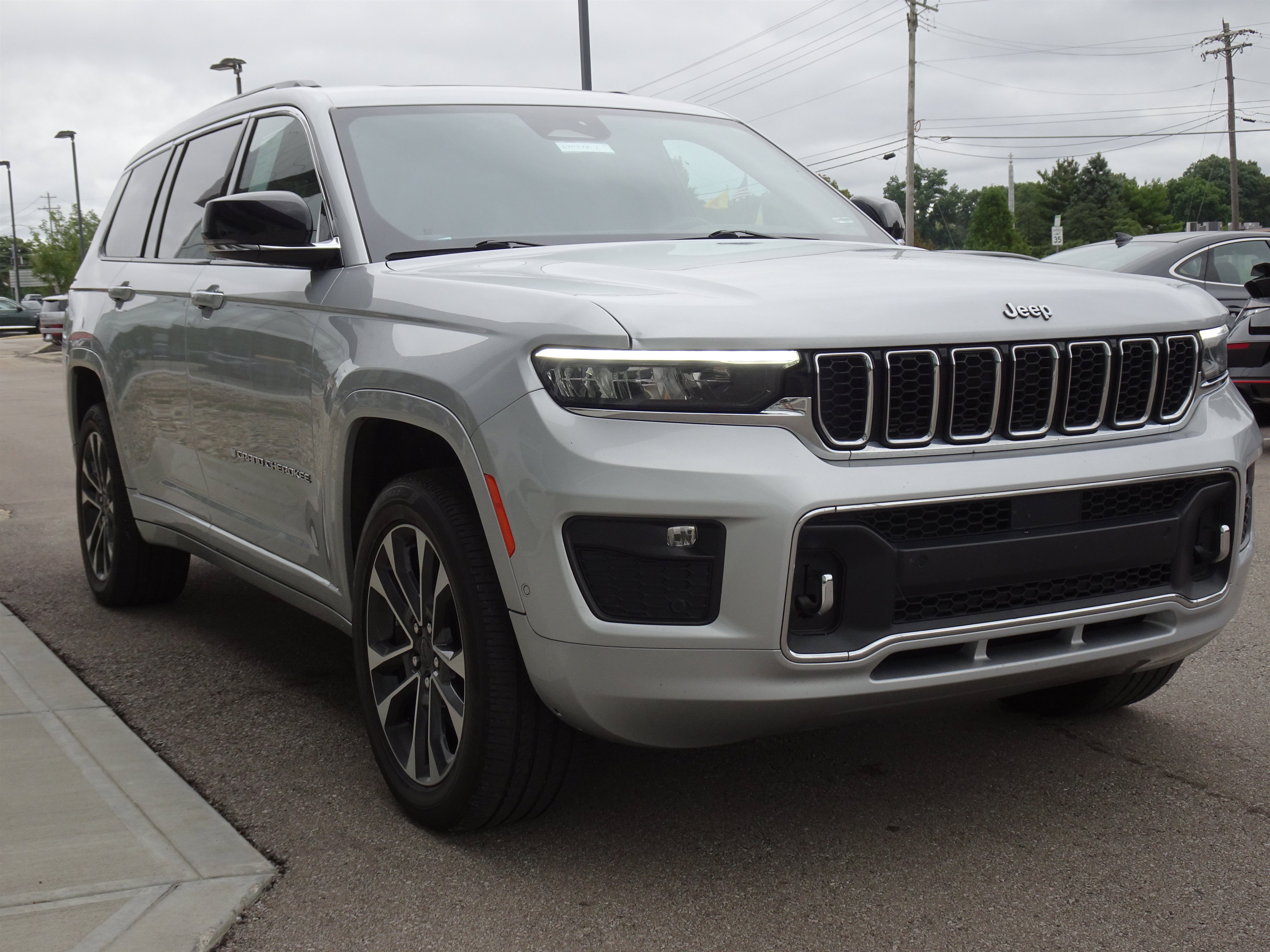 Used 2021 Jeep Grand Cherokee L Overland w/ Luxury Tech Group IV AWD/4WD image 6