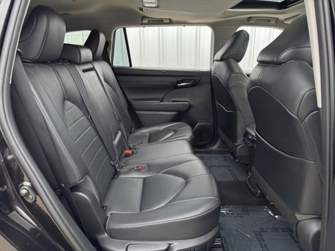 Used 2020 Toyota Highlander XLE image 40