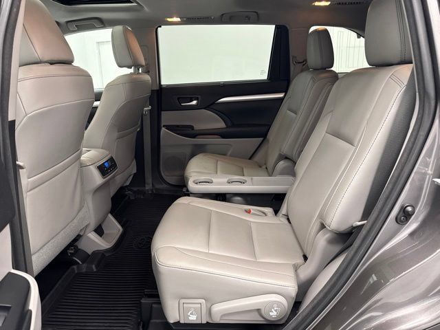 Used 2018 Toyota Highlander XLE AWD/4WD image 26