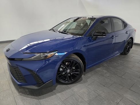 Used 2025 Toyota Camry SE image 1