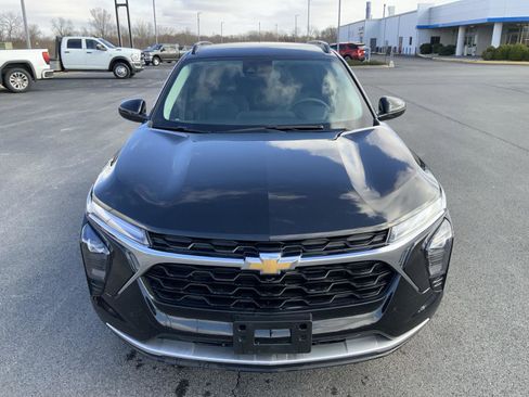 Used 2025 Chevrolet Trax LT FWD image 3