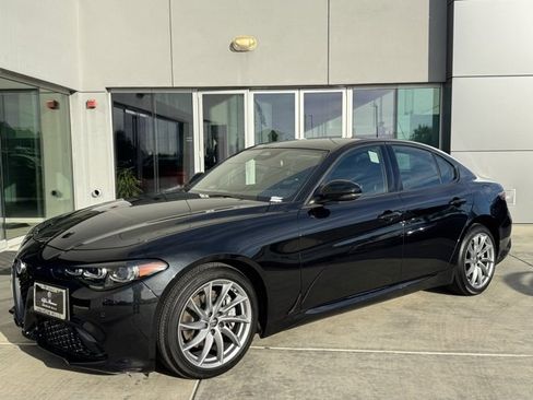 Used 2025 Alfa Romeo Giulia image 4