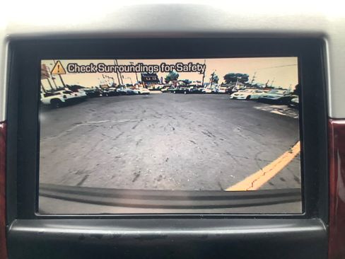 Used 2011 Cadillac Escalade Luxury image 24