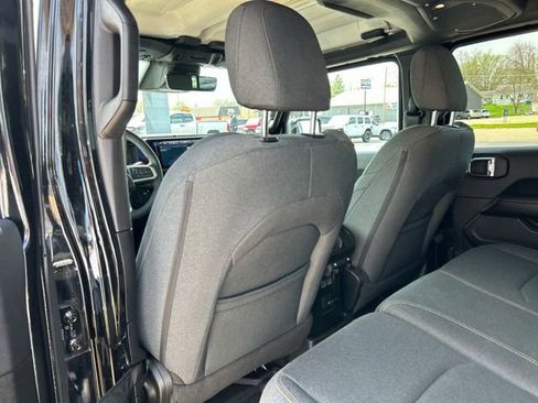 Used 2025 Jeep Wrangler Unlimited Sahara image 27