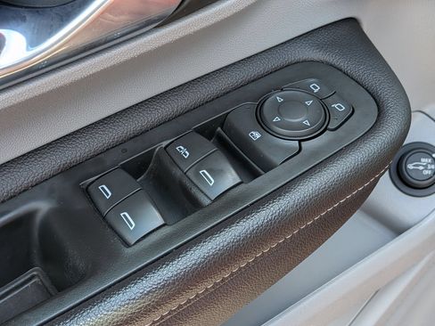 Used 2022 GMC Terrain SLT w/ Infotainment Package II FWD image 13