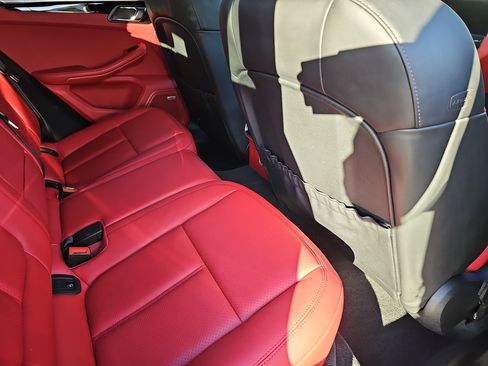 Used 2021 Porsche Macan Turbo image 11