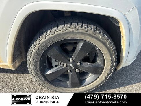 Used 2018 Jeep Grand Cherokee Altitude AWD/4WD image 7
