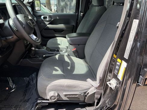 Used 2025 Jeep Wrangler Sahara AWD/4WD image 25
