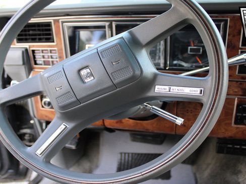 Used 1986 Lincoln Town Car image 9