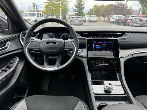 New 2025 Jeep Grand Cherokee Altitude AWD/4WD image 19