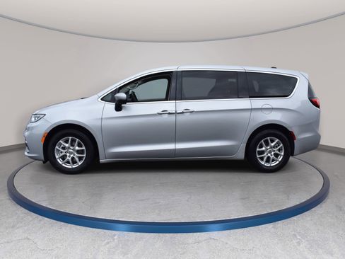 Used 2023 Chrysler Pacifica Touring-L FWD image 10