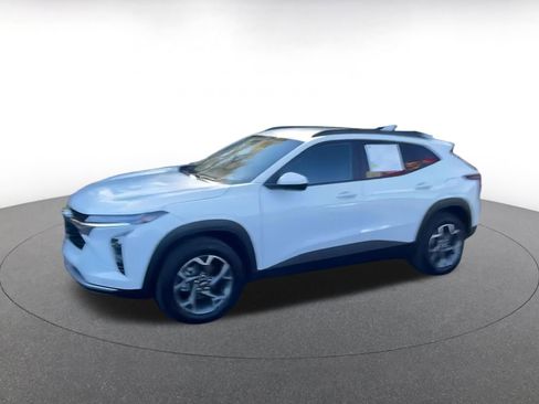 Used 2025 Chevrolet Trax LT image 8