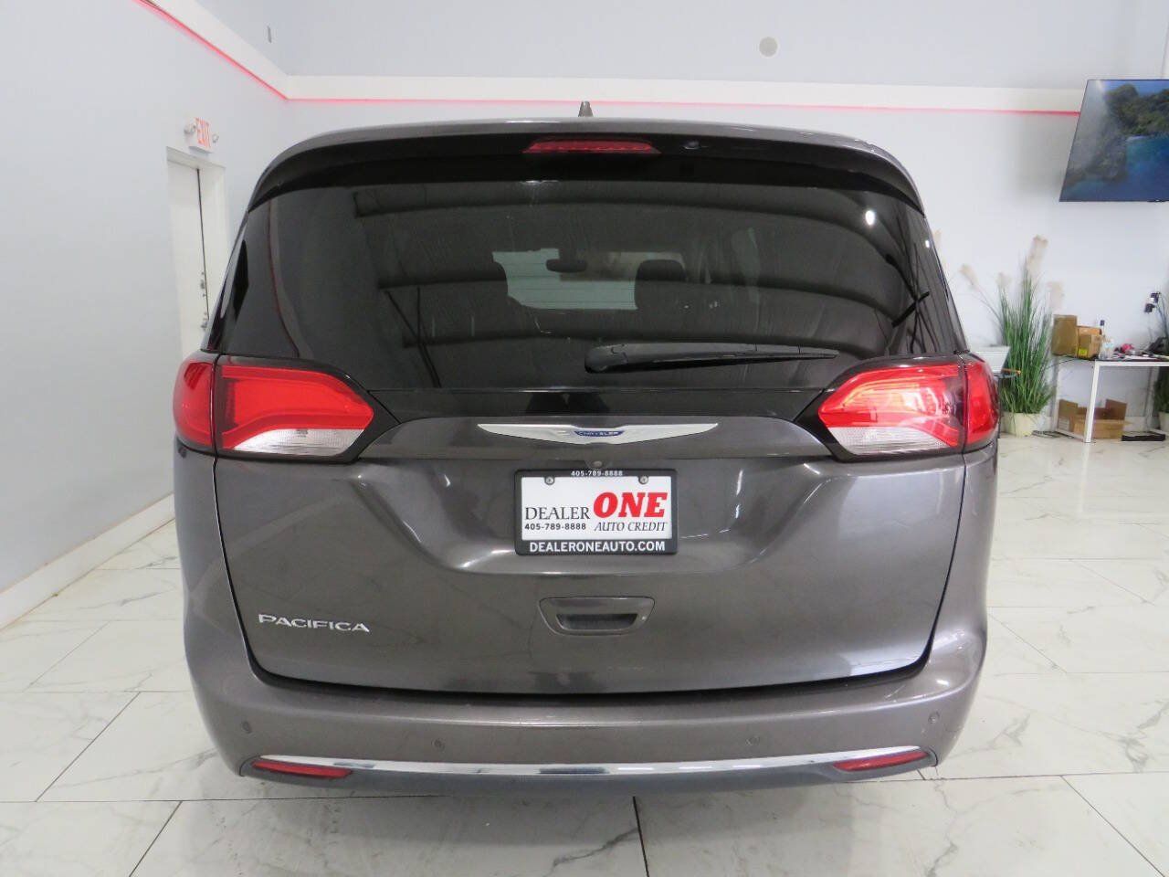 Used 2019 Chrysler Pacifica Touring-L FWD image 5