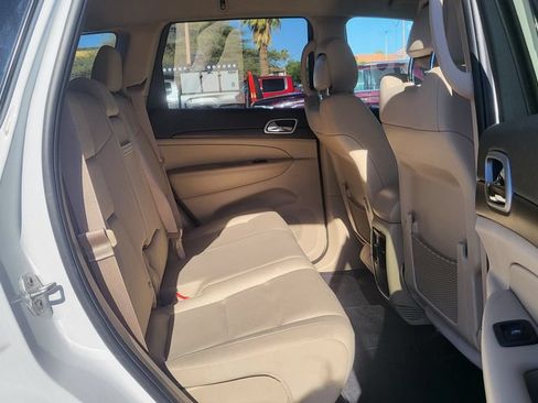 Used 2018 Jeep Grand Cherokee Laredo AWD/4WD image 19