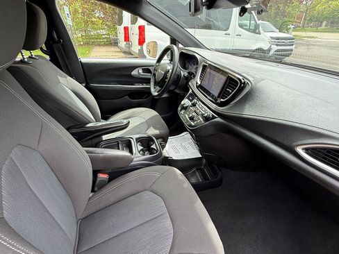 Used 2022 Chrysler Pacifica Touring FWD image 11