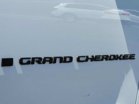 Used 2025 Jeep Grand Cherokee Limited w/ Luxury Tech Group II AWD/4WD image 30