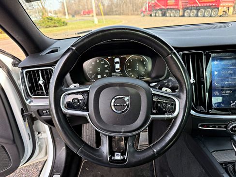 Used 2019 Volvo S60 T6 R-Design image 11