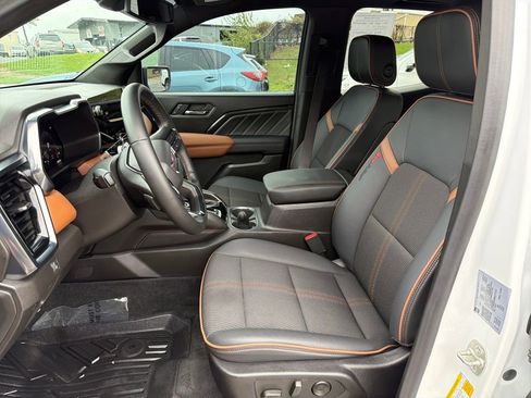 Used 2024 GMC Canyon AT4 w/ Technology Package image 11