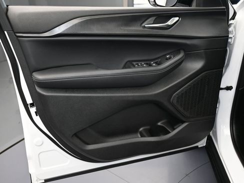 Used 2025 Jeep Grand Cherokee Altitude image 12