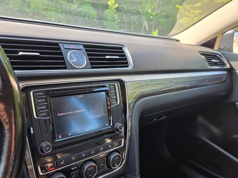 Used 2016 Volkswagen Passat 1.8T SE FWD image 31