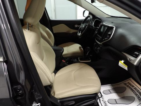 Used 2017 Jeep Cherokee Latitude w/ Safety/Convenience Group AWD/4WD image 9