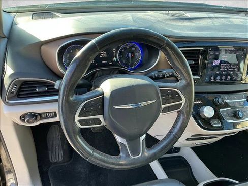 Used 2019 Chrysler Pacifica Touring-L Plus image 13