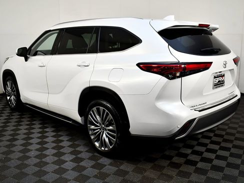 Used 2022 Toyota Highlander Platinum image 11