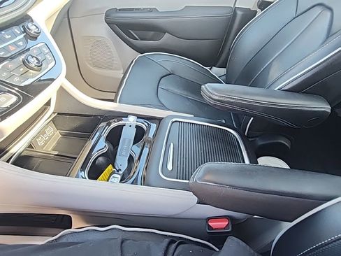 Used 2023 Chrysler Pacifica Limited image 9