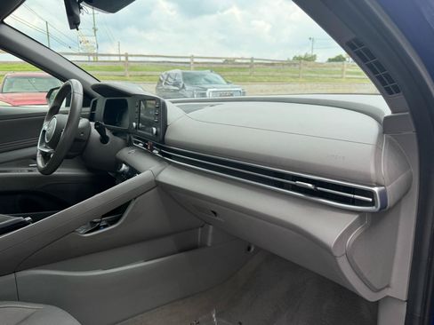 Used 2025 Hyundai Elantra Sport FWD image 17
