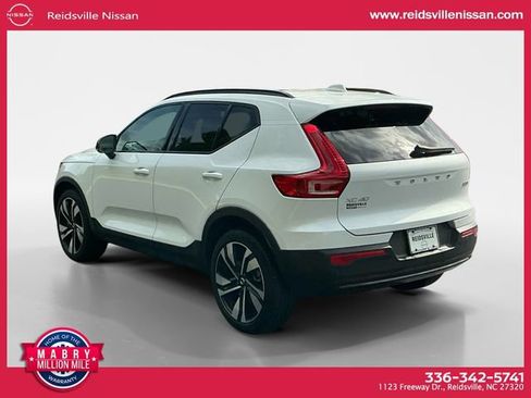 Used 2025 Volvo XC40 B5 Plus AWD/4WD image 4