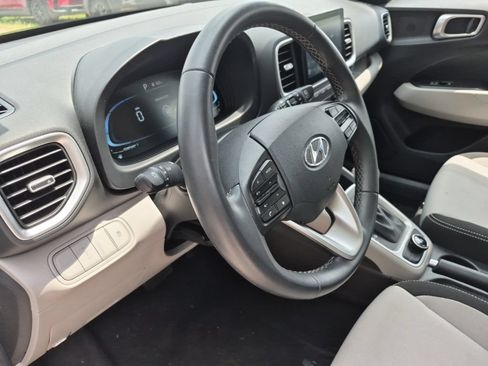 Used 2025 Hyundai Venue SEL FWD image 7