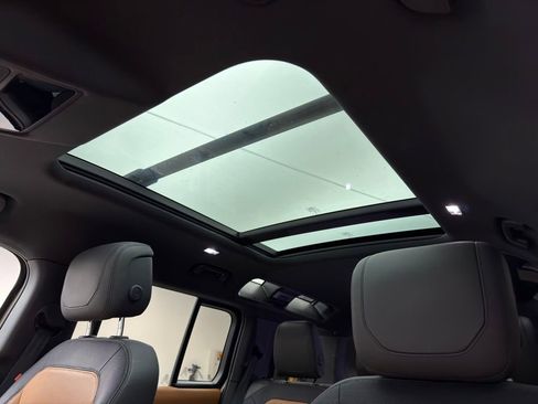 Used 2024 Land Rover Defender 110 X-Dynamic SE image 11