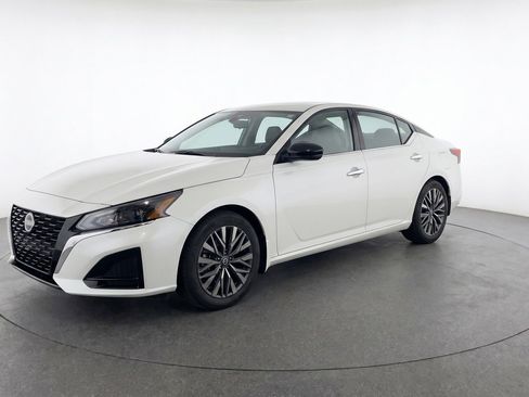 Used 2025 Nissan Altima 2.5 SV FWD image 3