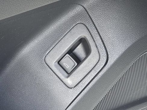 Used 2021 Volkswagen Atlas Cross Sport SE w/ Panoramic Sunroof Package FWD image 33