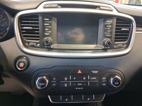 Used 2017 Kia Sorento LX w/ LX Convenience Package image 20