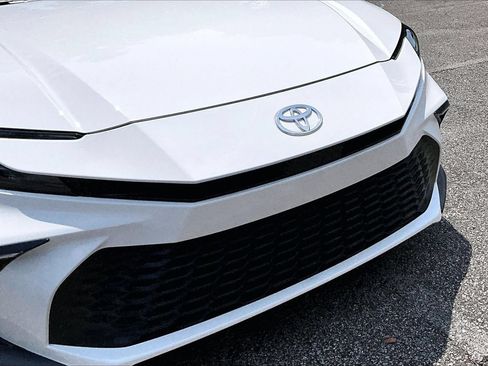 Used 2025 Toyota Camry SE w/ Convenience Package FWD image 32
