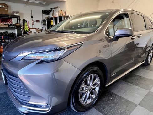 Used 2021 Toyota Sienna XLE image 8