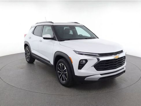 Used 2025 Chevrolet TrailBlazer LT FWD image 2