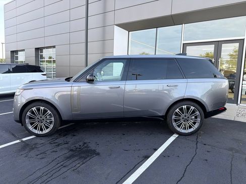 Used 2025 Land Rover Range Rover Long Wheelbase SE AWD/4WD image 2