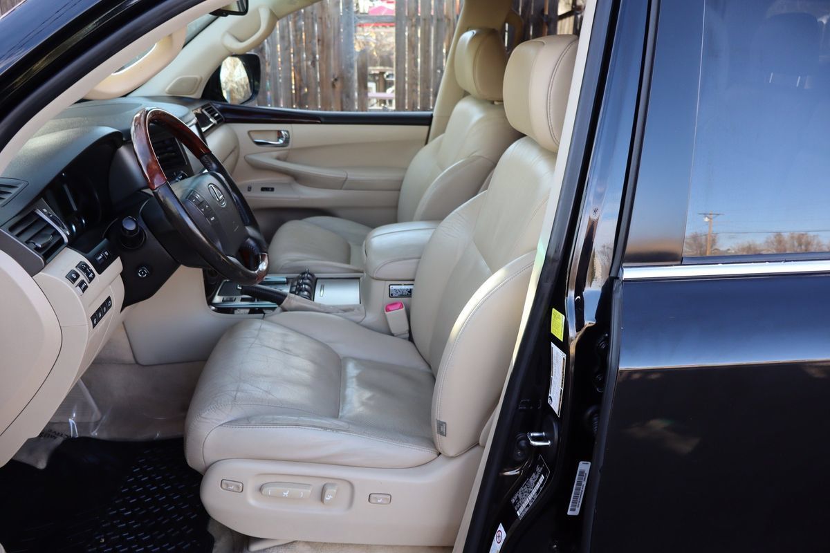 Used 2011 Lexus LX 570 4WD w/ Luxury Pkg image 19