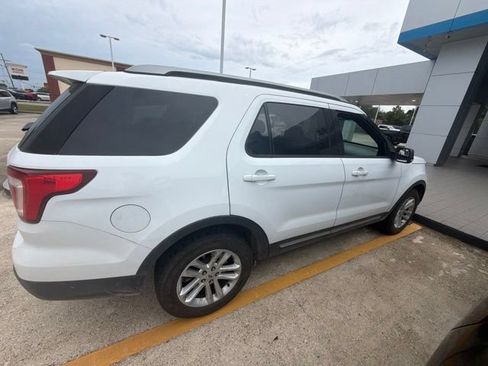 Used 2016 Ford Explorer XLT w/ Equipment Group 201A FWD image 3