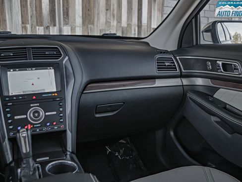 Used 2019 Ford Explorer Platinum image 18