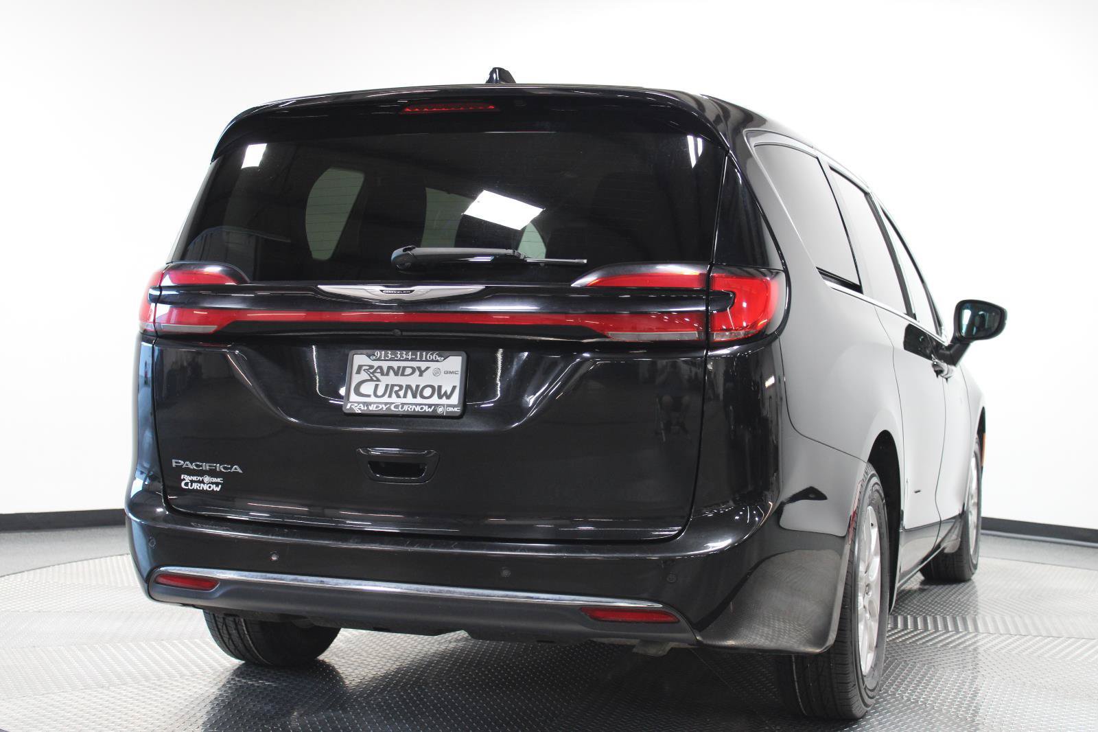 Used 2023 Chrysler Pacifica Touring-L FWD image 11